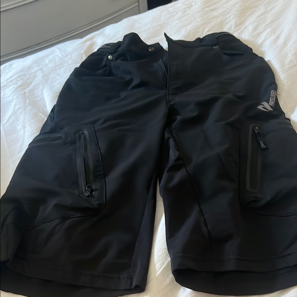 Arsuxeo Athletic Shorts with Modern Design
